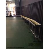 Le toboggan industriel s'intègre parfaitement dans une ligne de convoyage en permettant le transfert de caisses, cartons ou bacs d'un niveau haut à un niveau inférieur. Conception sur-mesure, fabrication française, SODEFI