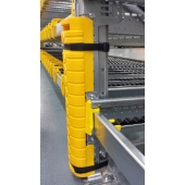 Le PLASTROCHOC est une protection en PEHD qui se fixe directement sur le montant d'échelle à protéger grâce à deux colliers nylon. Il existe 4 références différentes selon la largeur du montant à protéger.