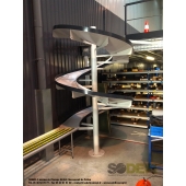 Le toboggan industriel s'intègre parfaitement dans une ligne de convoyage en permettant le transfert de caisses, cartons ou bacs d'un niveau haut à un niveau inférieur. Conception sur-mesure, fabrication française, SODEFI