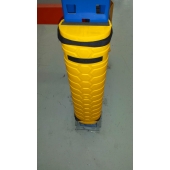 Le PLASTROCHOC est une protection en PEHD qui se fixe directement sur le montant d'échelle à protéger grâce à deux colliers nylon. Il existe 4 références différentes selon la largeur du montant à protéger.