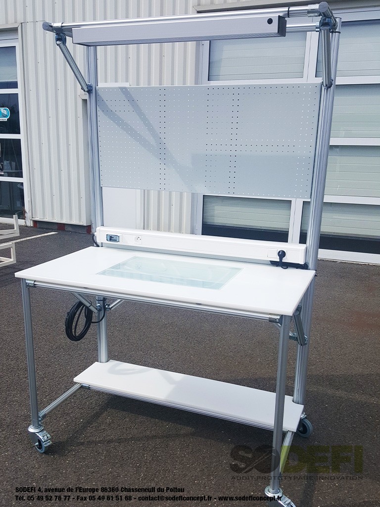 Poste de travail mobile avec panneau perforé